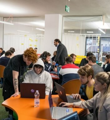 Contrader, il gruppo di aziende che lavora in molti ambiti tecnologici, e’ al TECH JOBS fair Pisa 23